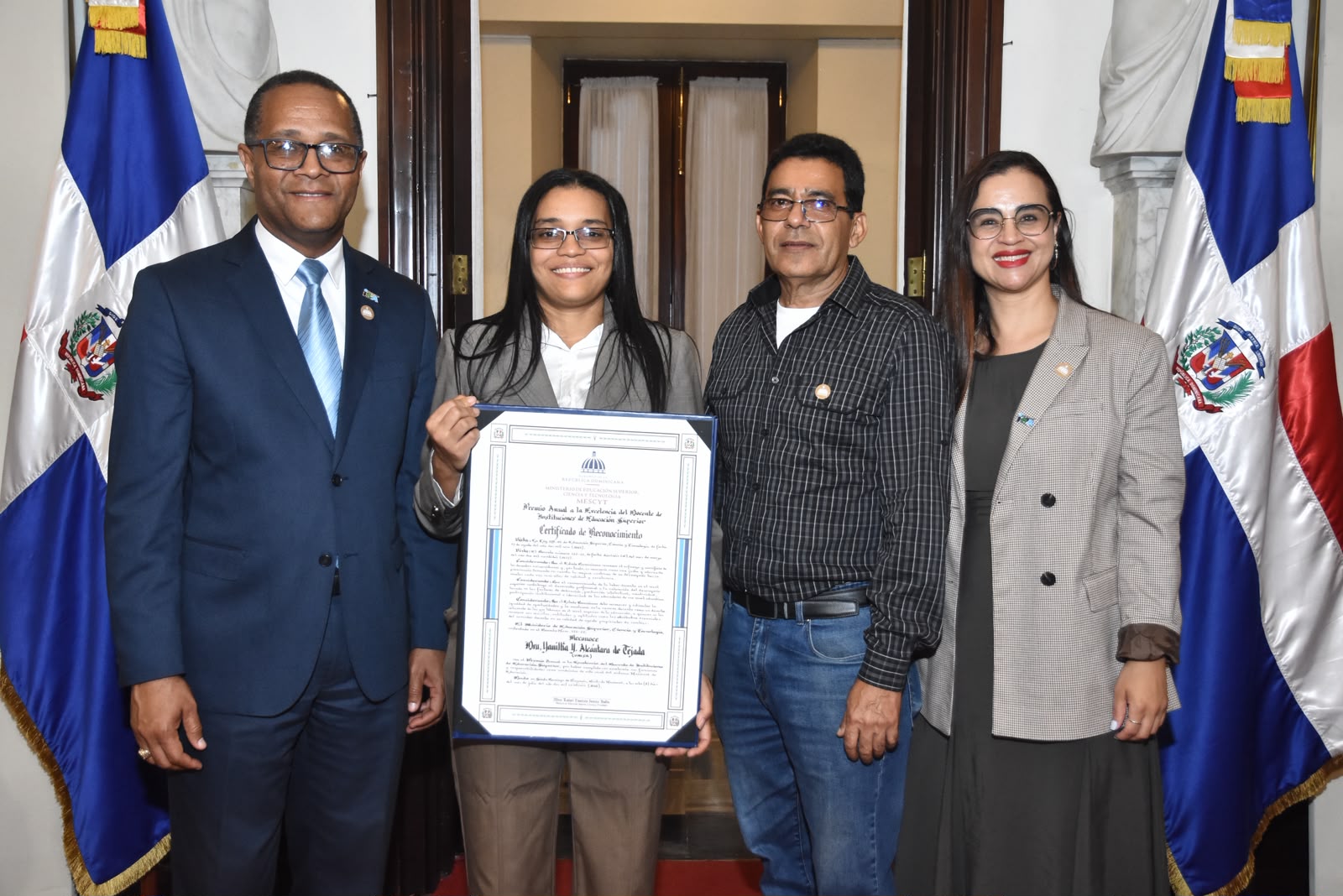 Dra. Yanilka Alcántara recibe Premio a la Excelencia del Docente de Instituciones de Educación Superior - Imagen 4