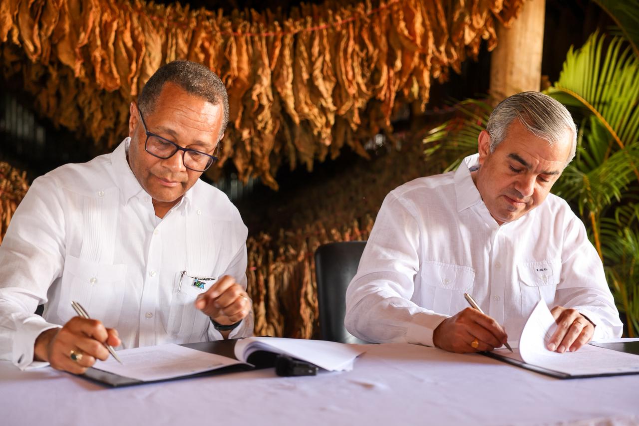 Fortaleciendo la cooperación para impulsar la formación, investigación e innovación en el sector tabacalero: Universidad ISA e INTABACO firman acuerdo - Imagen 2
